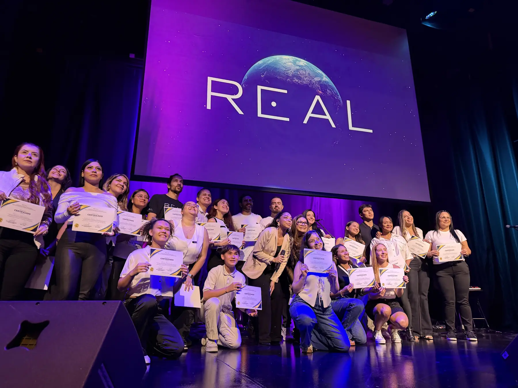 Graduación con certificados en el escenario de REAL